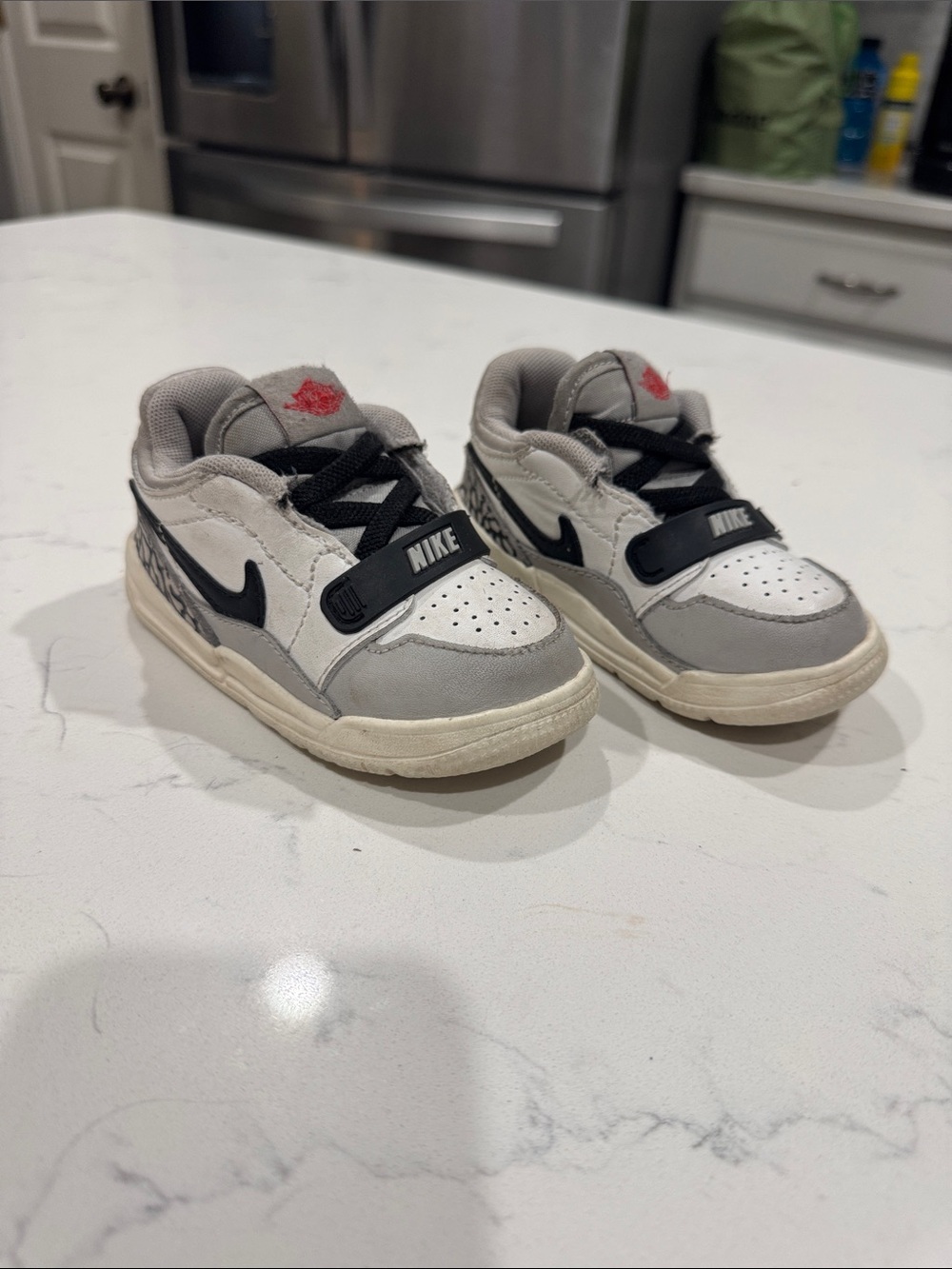 Nike Kids White, Gray & Black Low-Top Sneakers. Size 6c